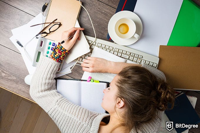Online writing courses: a girl studying hard.